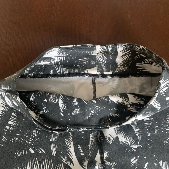 Fabletics Define Mid Rise Crop Legging Womens Sz Medium Black White Malibu Print - Picture 3 of 9